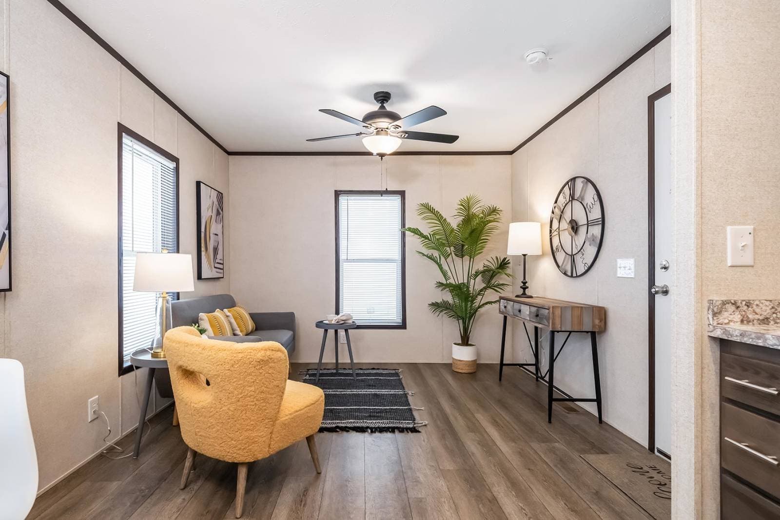 C601 interior home features