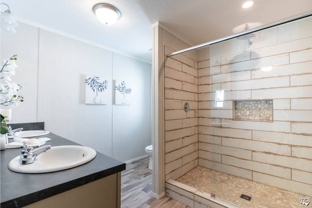 Arc1680-8018 bathroom home features