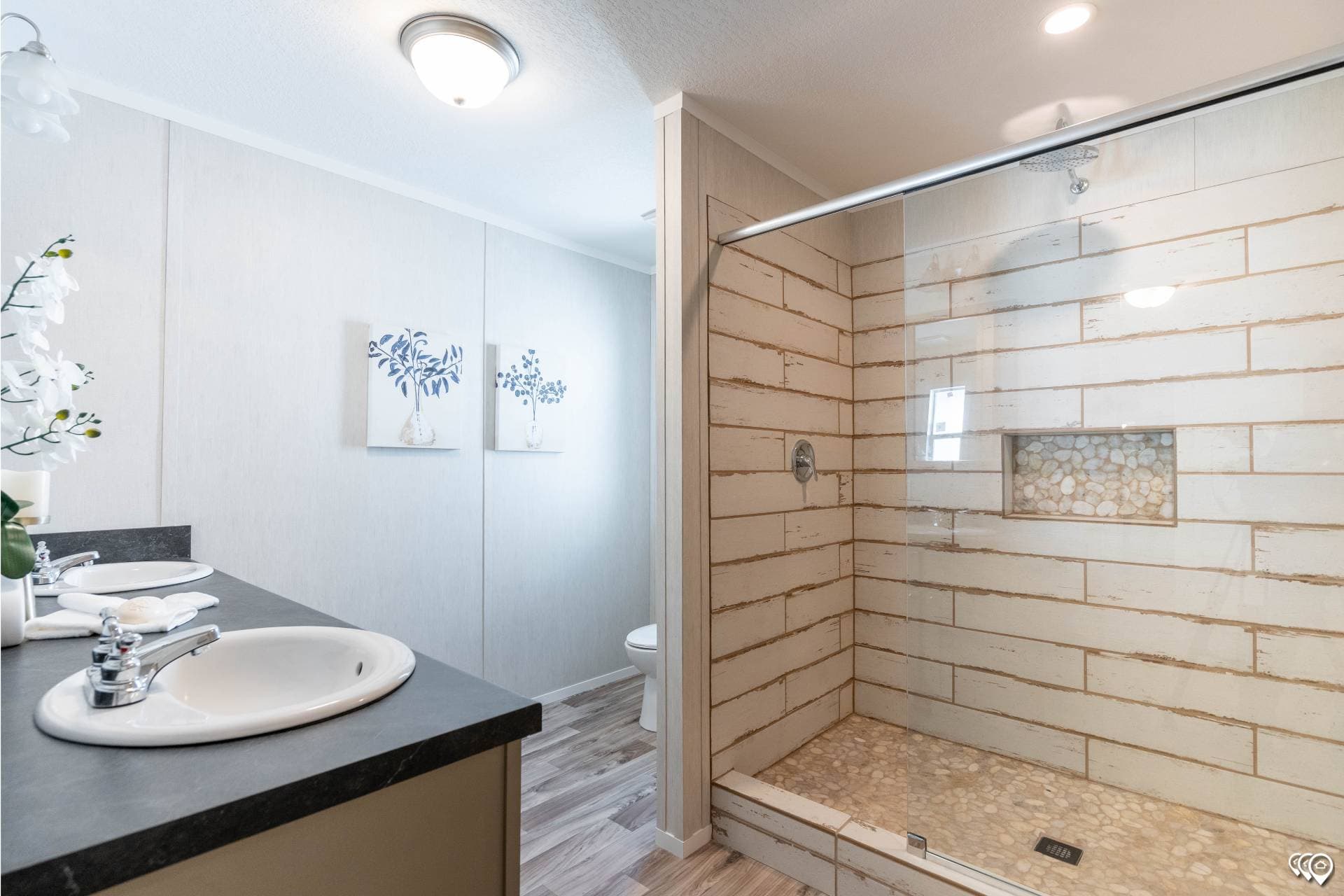 Arc1680-8018 bathroom home features