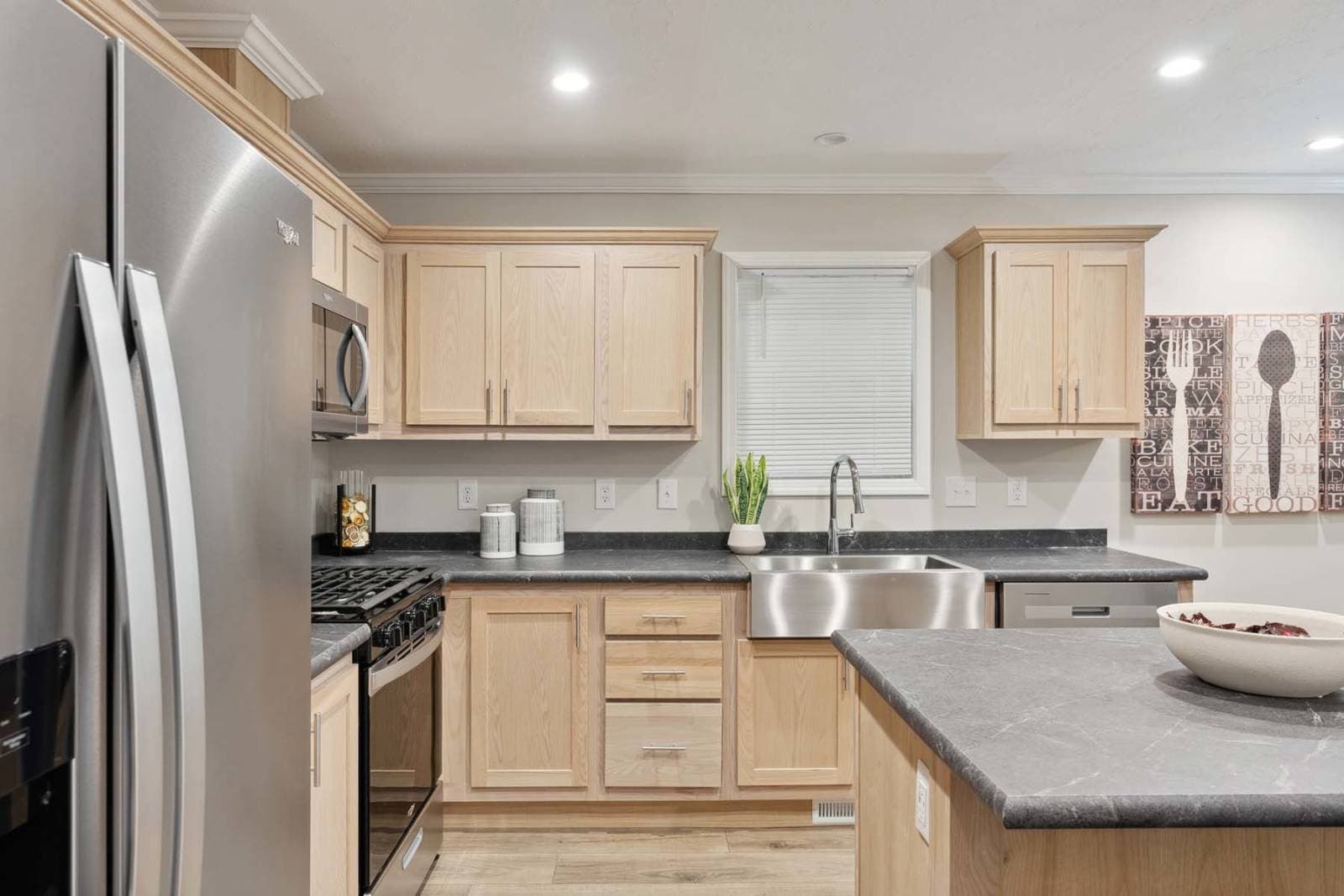 C819 kitchen home features