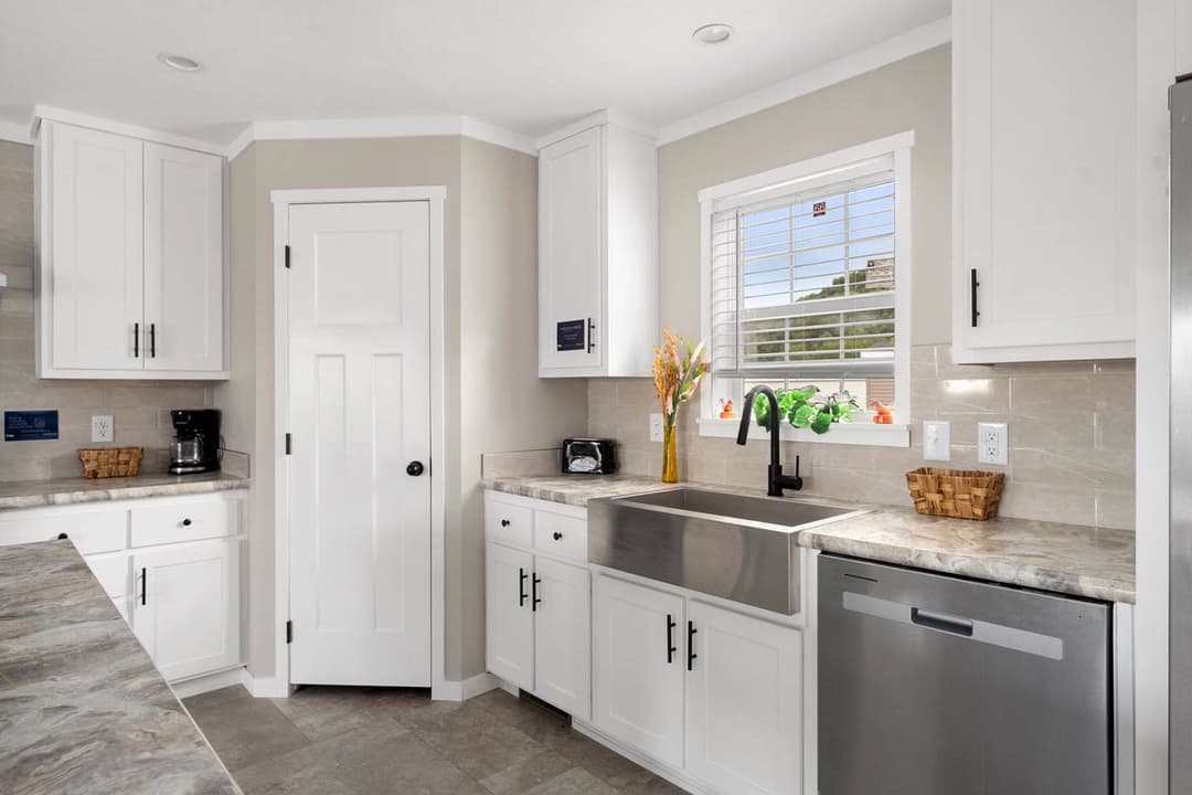 East point - elevate 52 kitchen home features