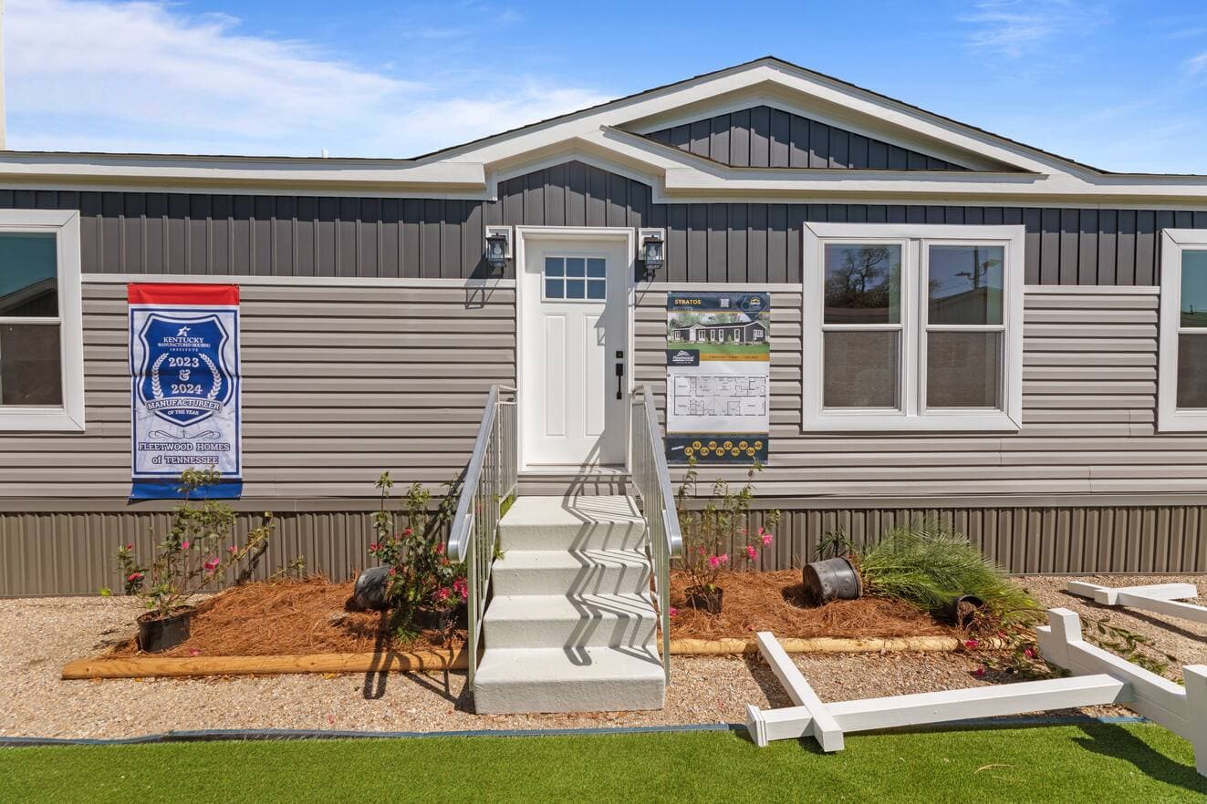 Stratos 28643b elevation and exterior home features