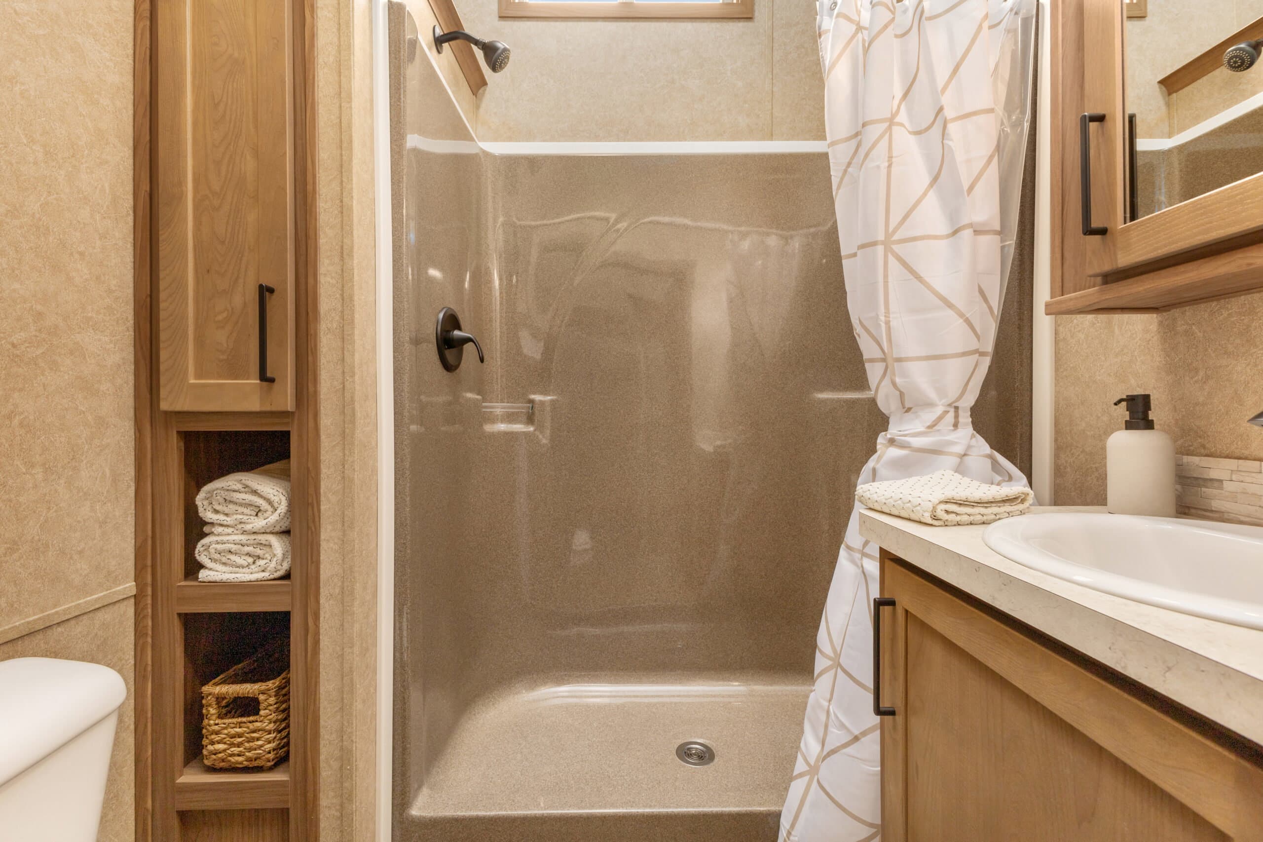 Lakeside 8180 bathroom home features