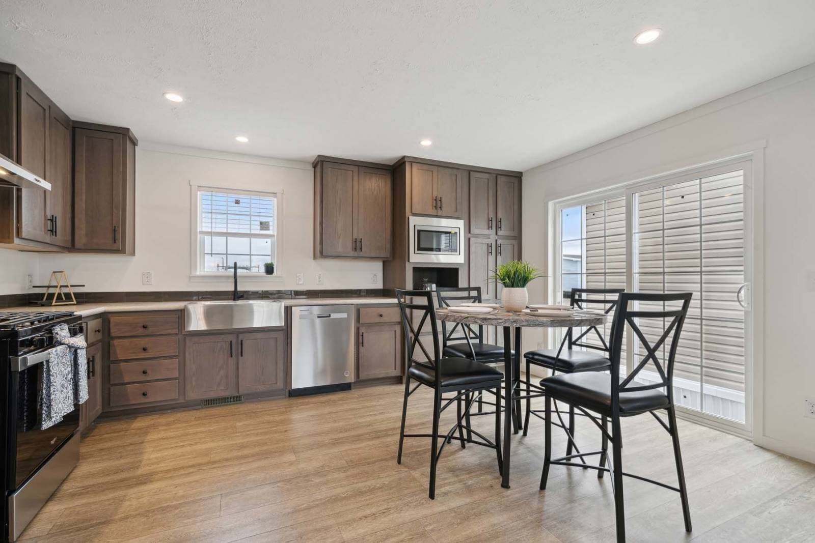 Encore kitchen home features