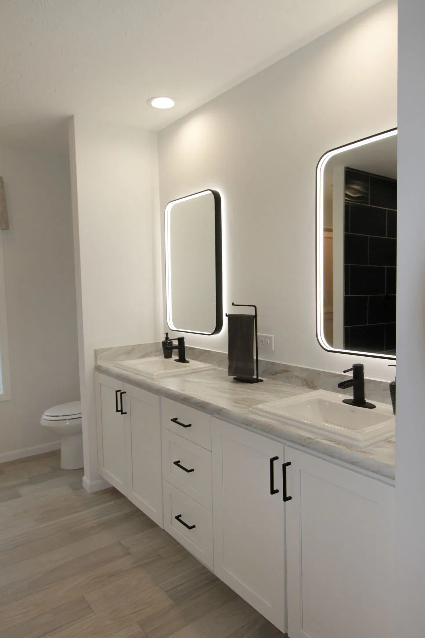 Landmark ultra deuce bathroom home features