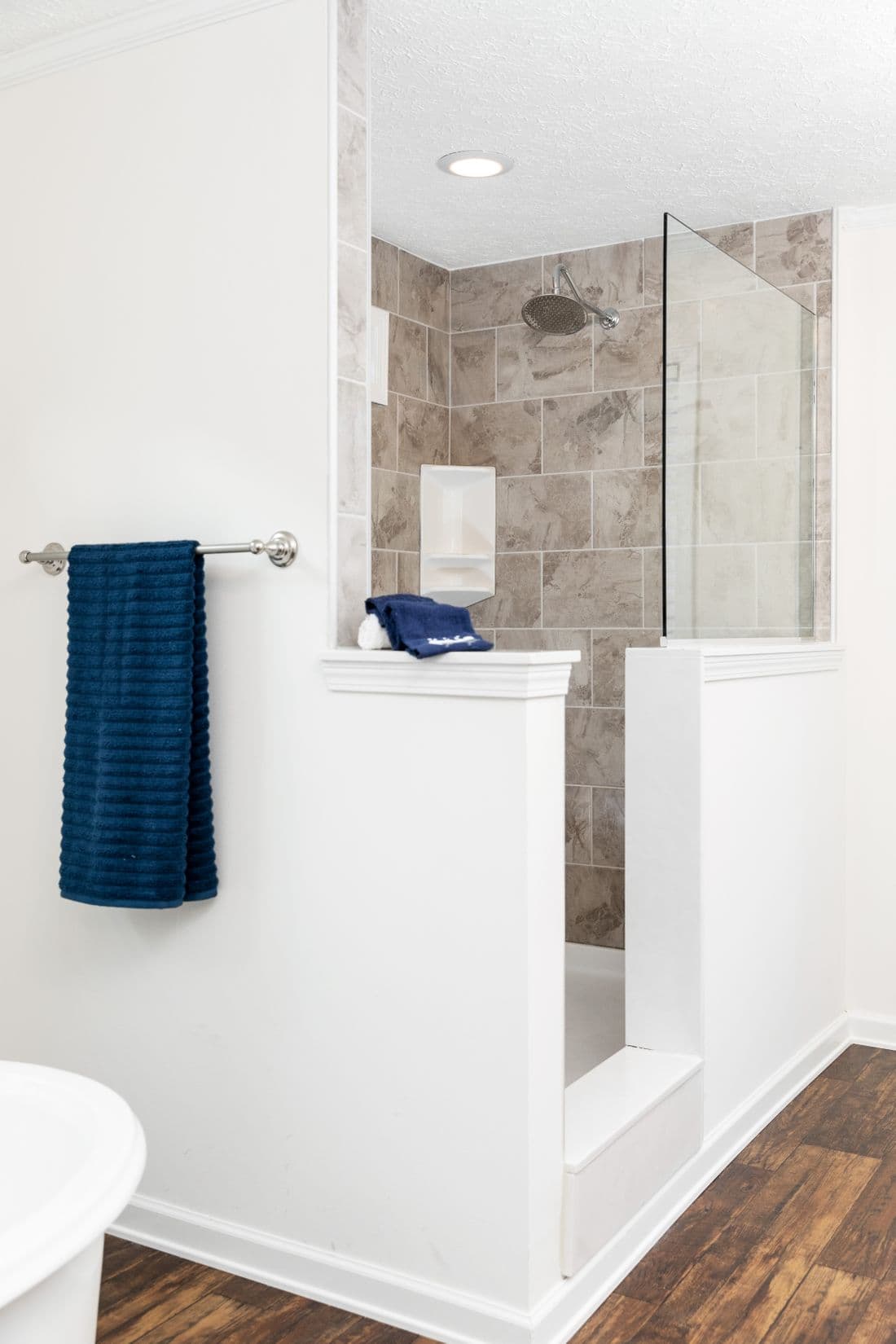 1321 classic bathroom home features