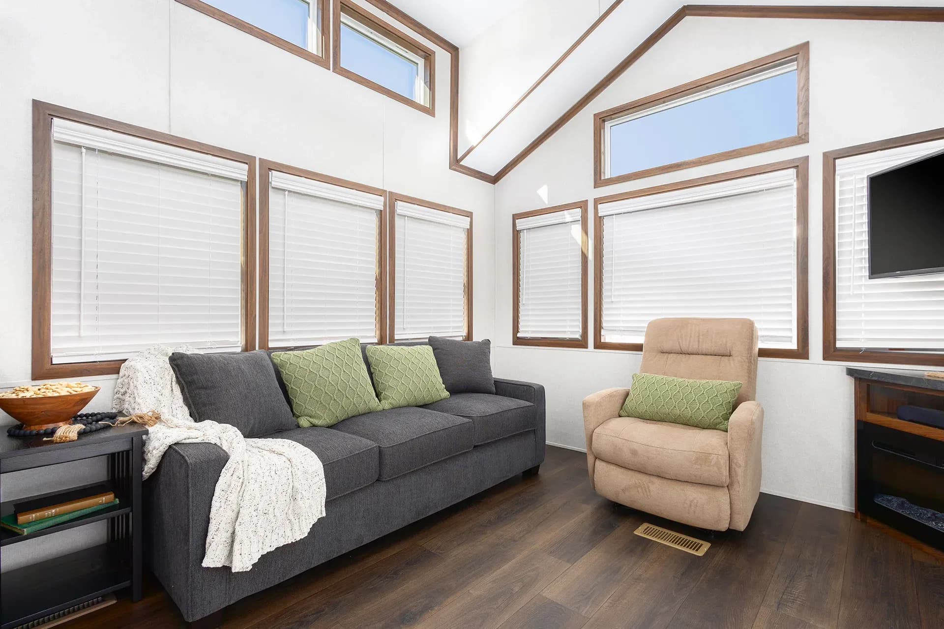 Lakeside 8113 interior home features