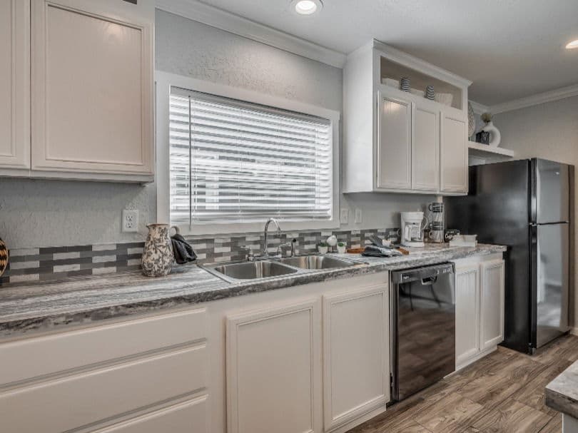 Emerald 28483a kitchen home features