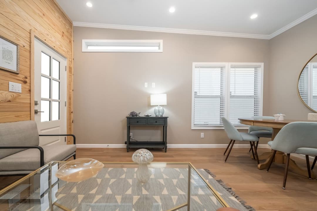 Wedge hk13382s interior home features