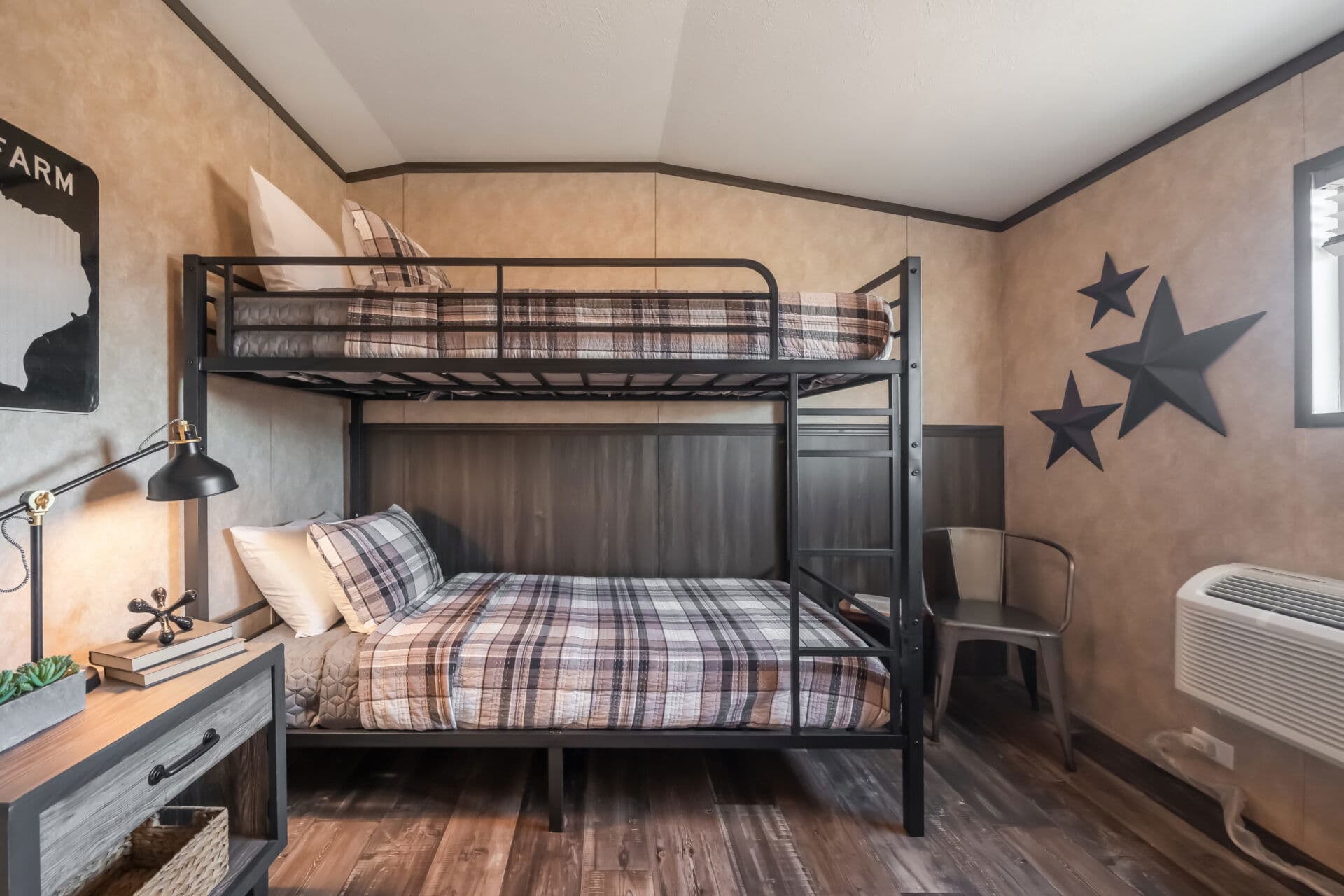 Workforce o-16×76-66aof bedroom home features