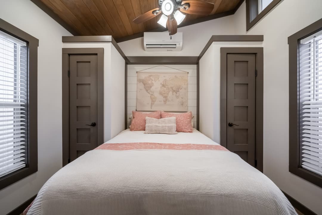 Skyway bedroom home features