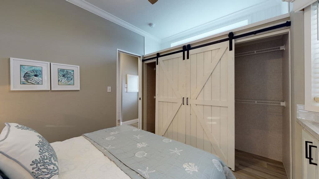 Hawk elite 13381b bedroom home features