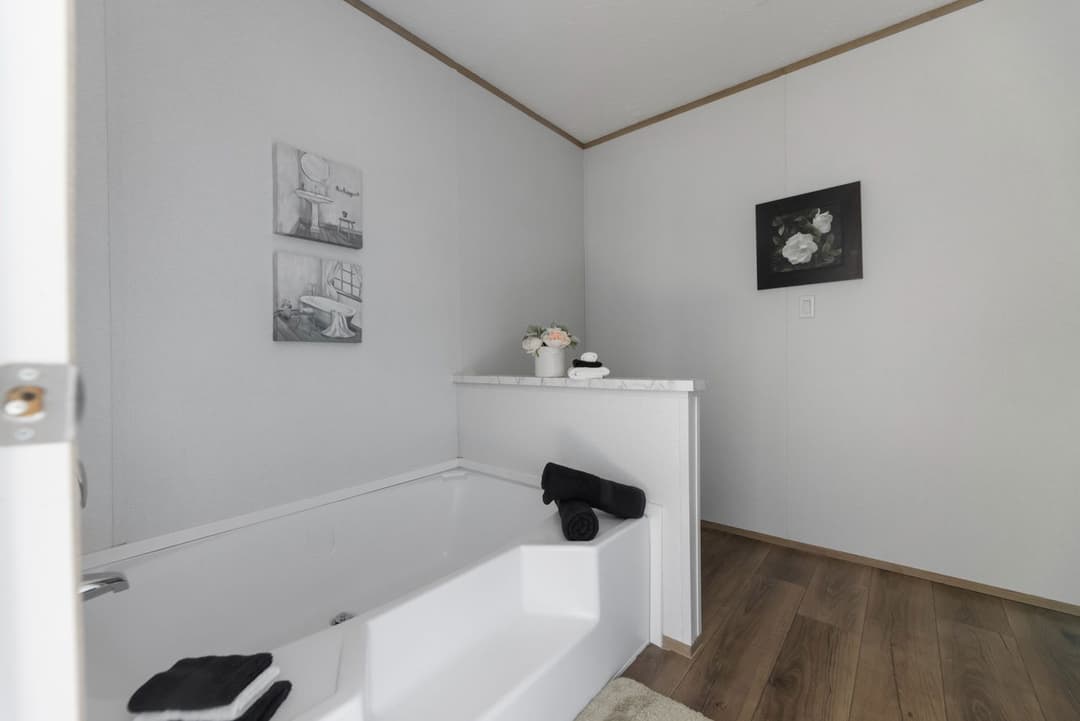 Phoenix 16663a bathroom home features