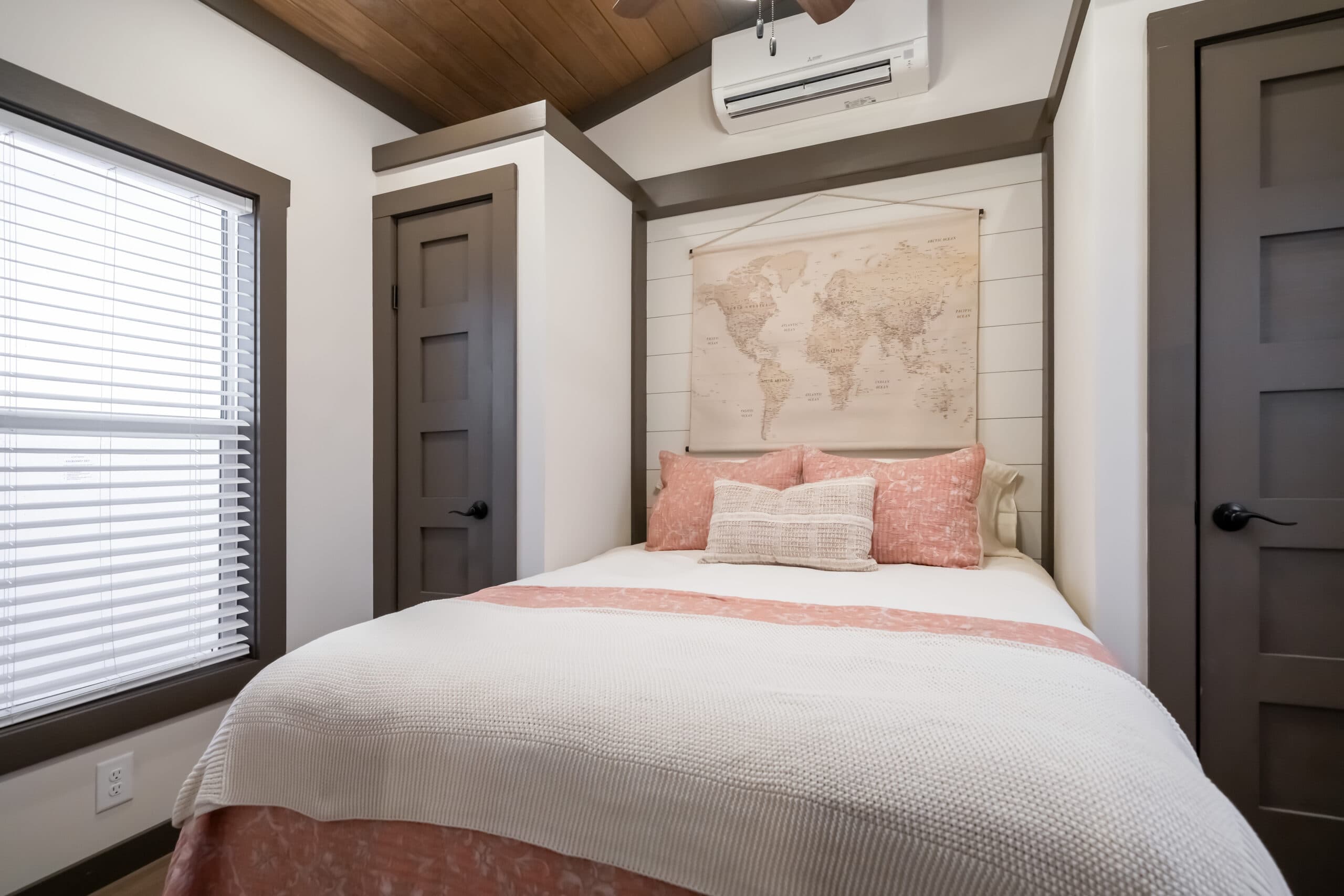 Skyway bedroom home features
