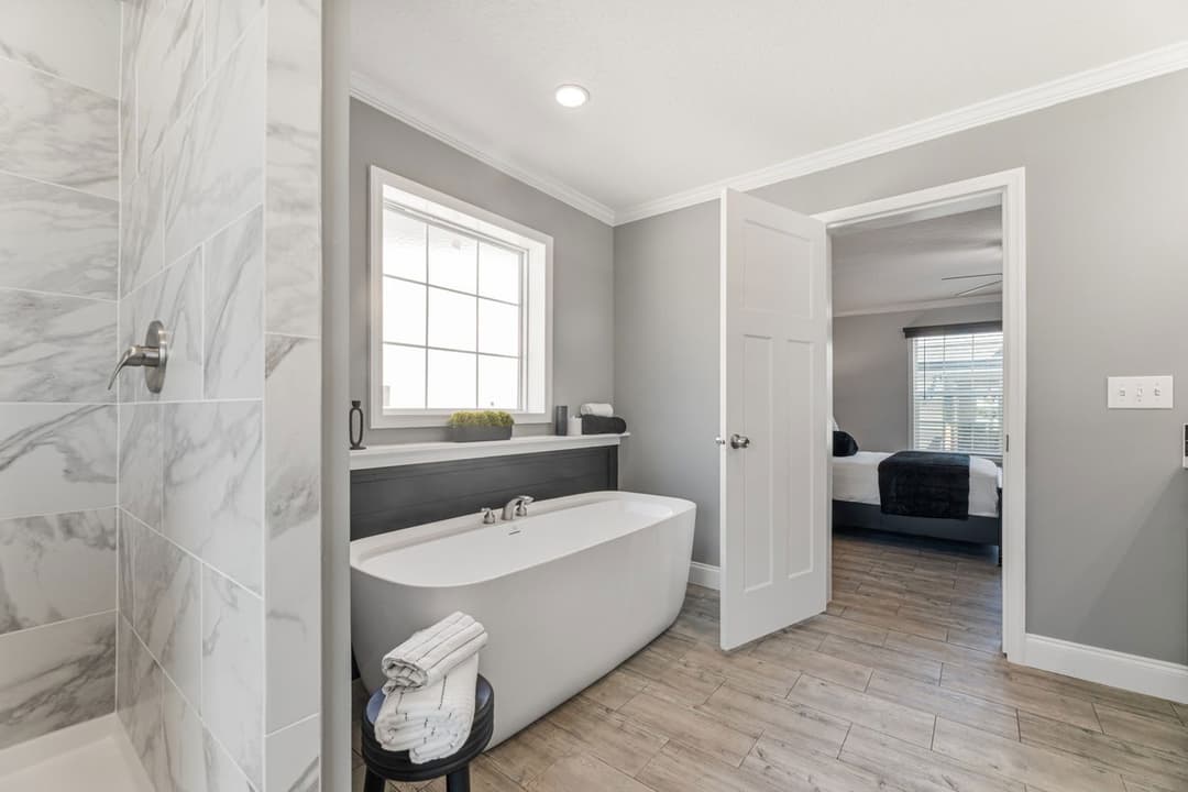 Jones 32764b bathroom home features