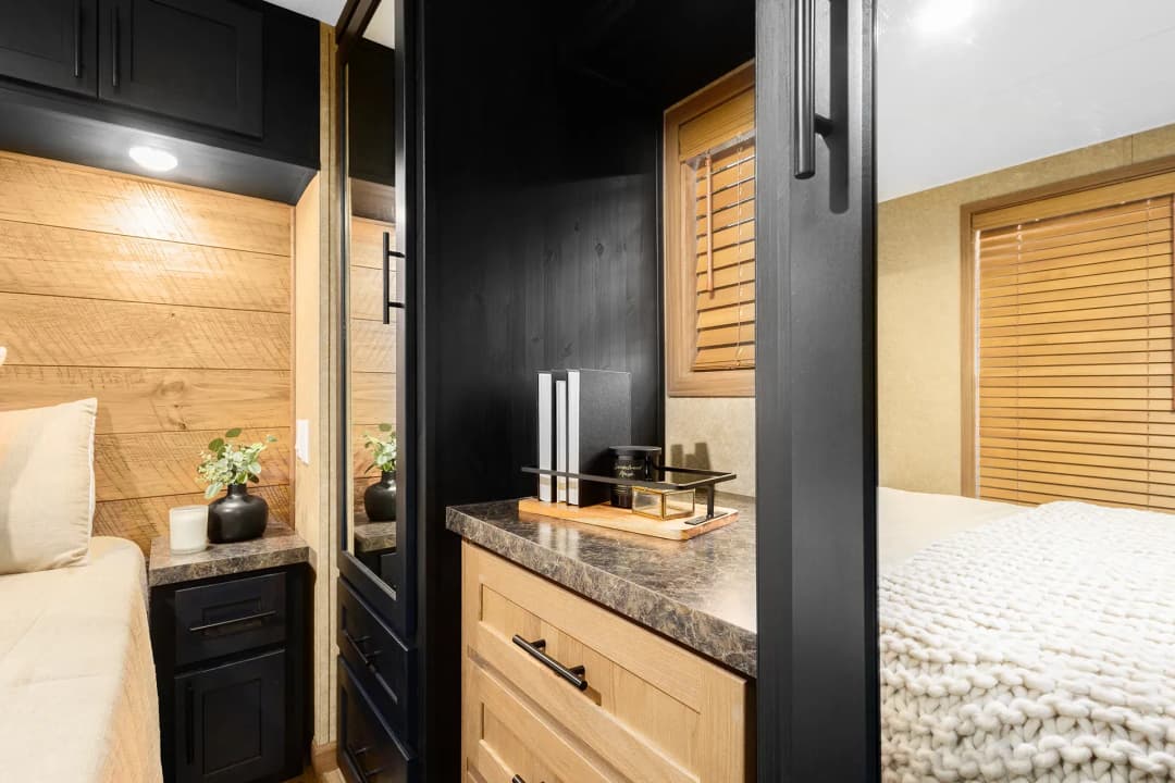 Island 5065 bedroom home features