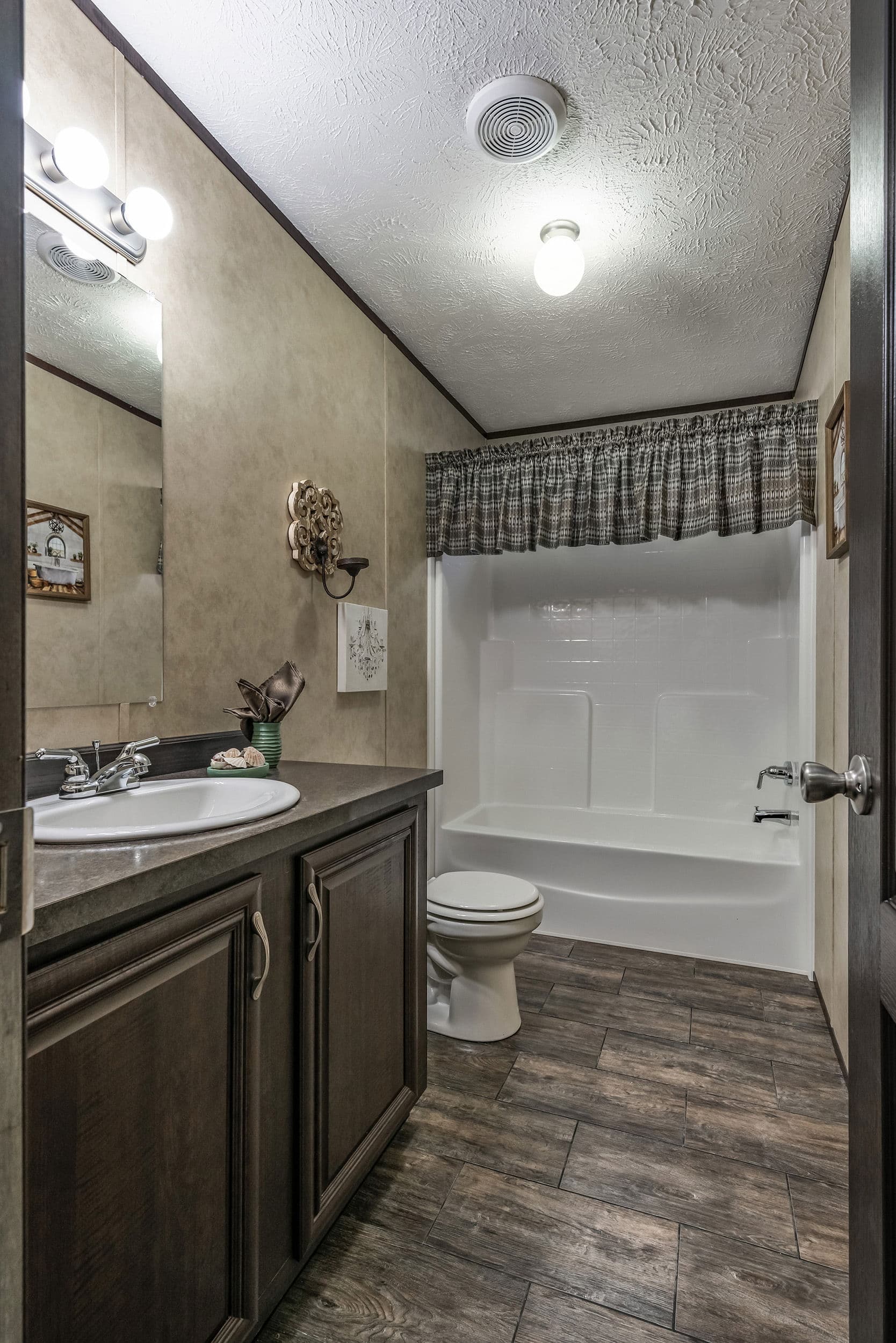 Md-35-32 bathroom home features