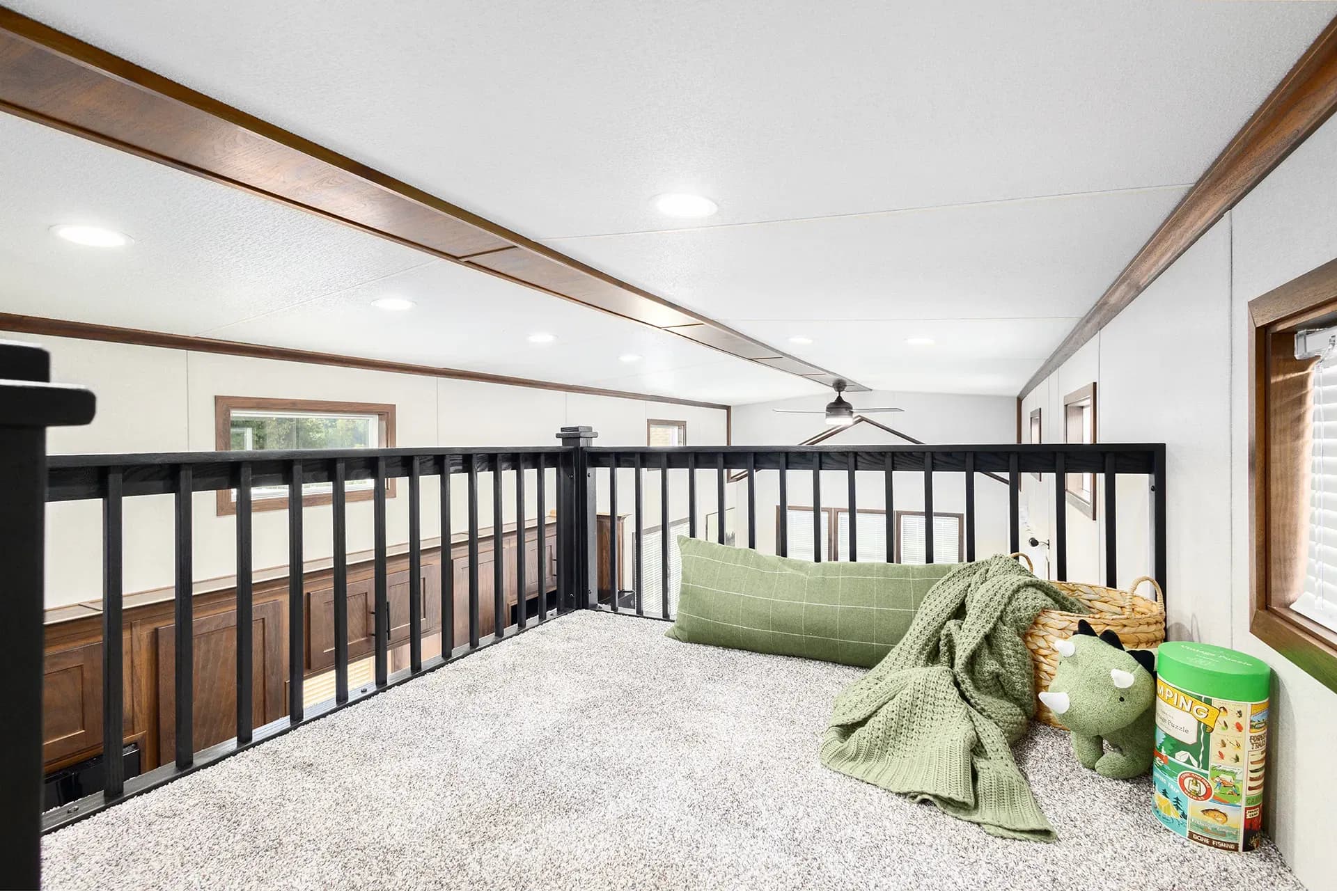 Canvas 7002wd interior home features