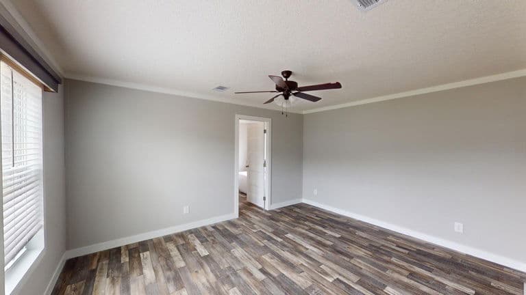 Swagger 16763a bedroom home features