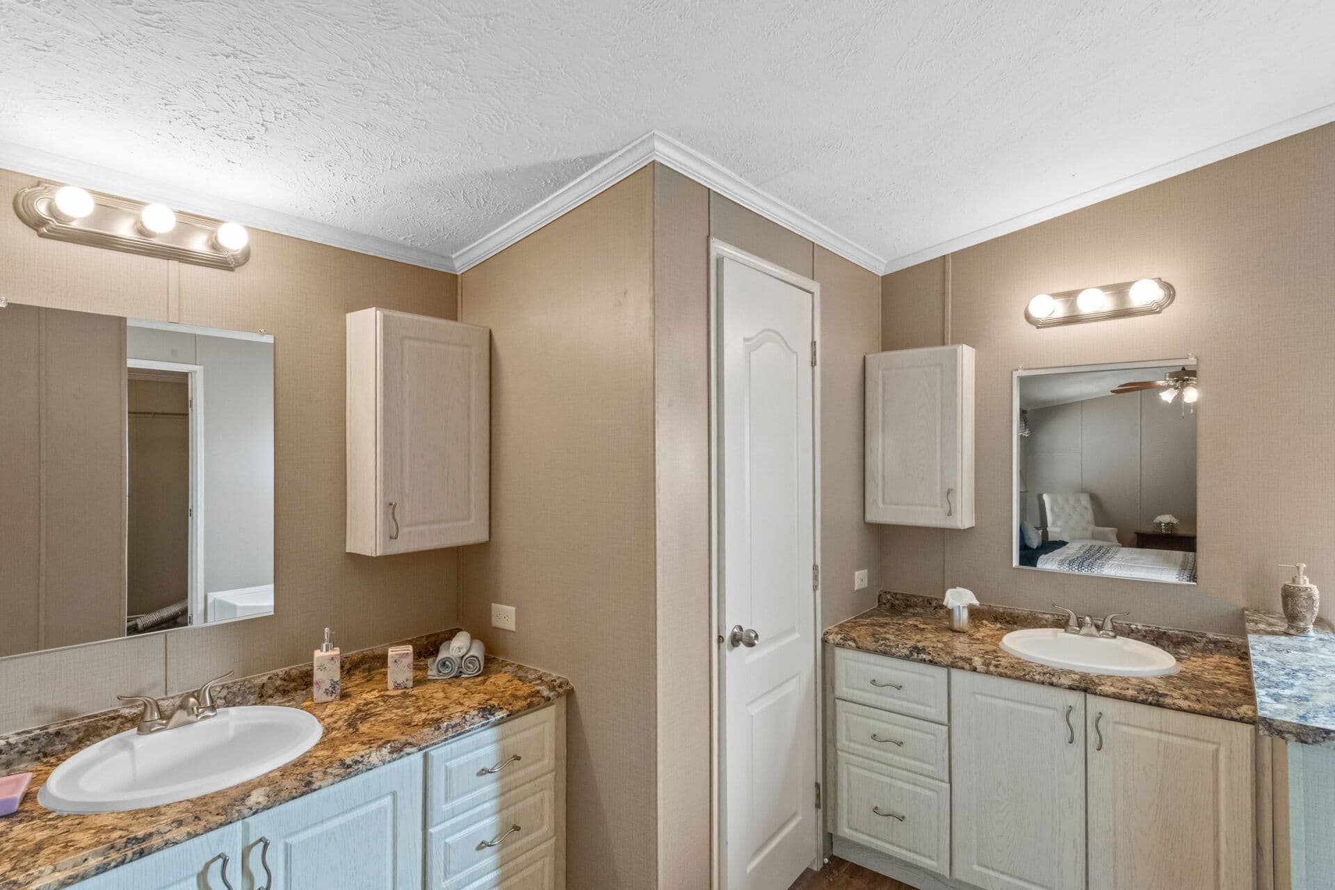 Ultra 18-wide h-18×80-32f bathroom home features