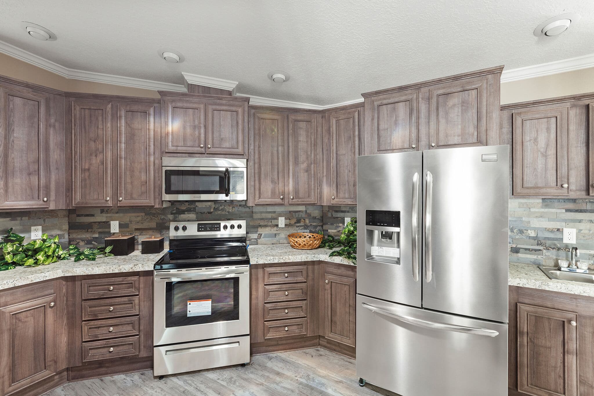 Adrian 3272 kitchen home features