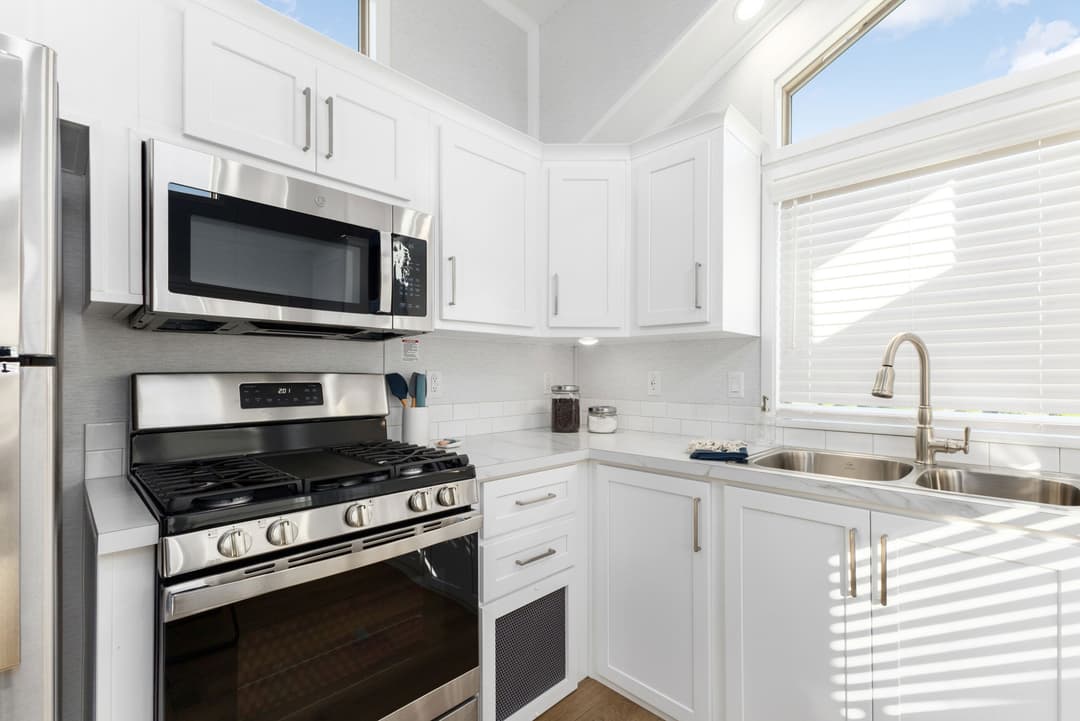 Lakeside 8155 kitchen home features