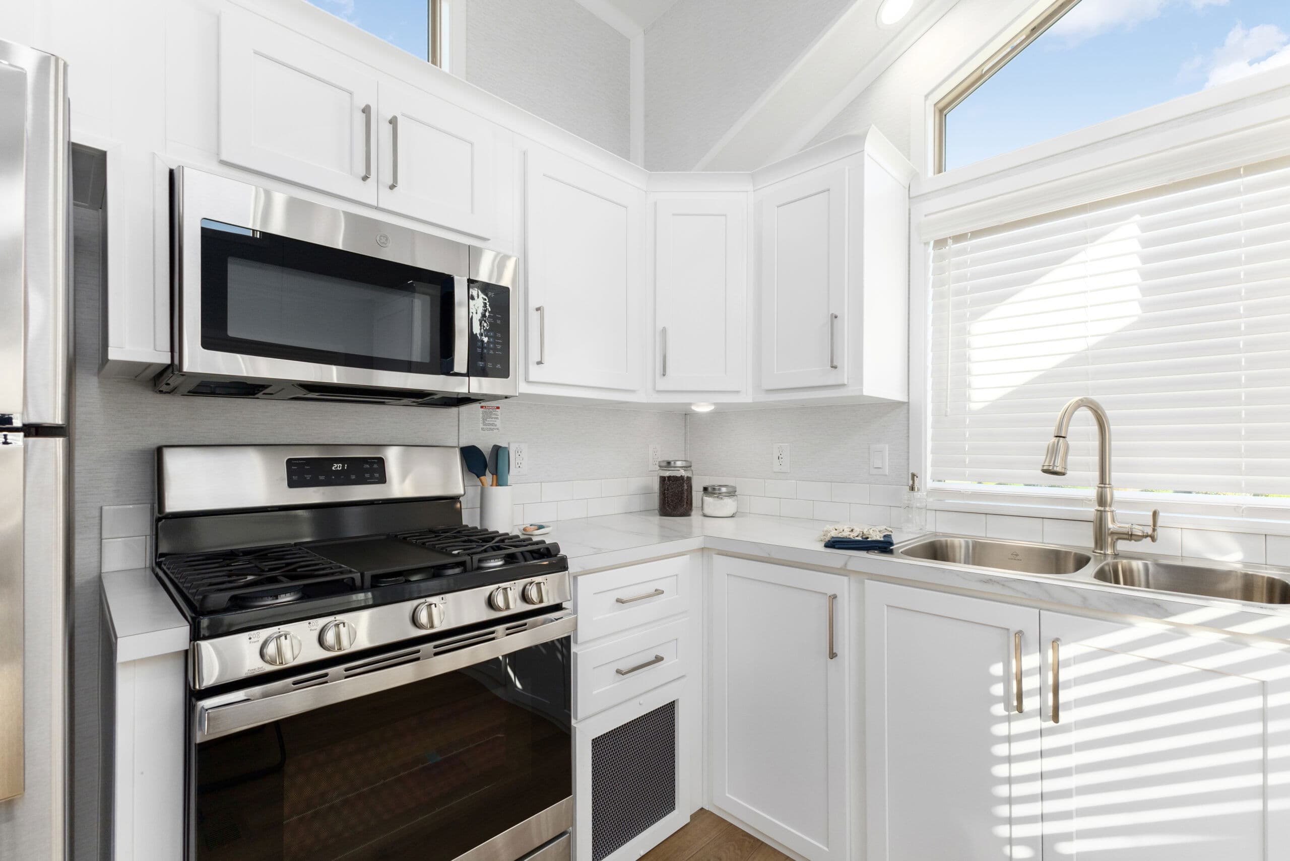 Lakeside 8155 kitchen home features