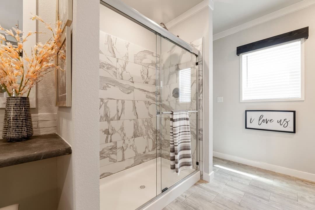 Urban value 32563a bathroom home features