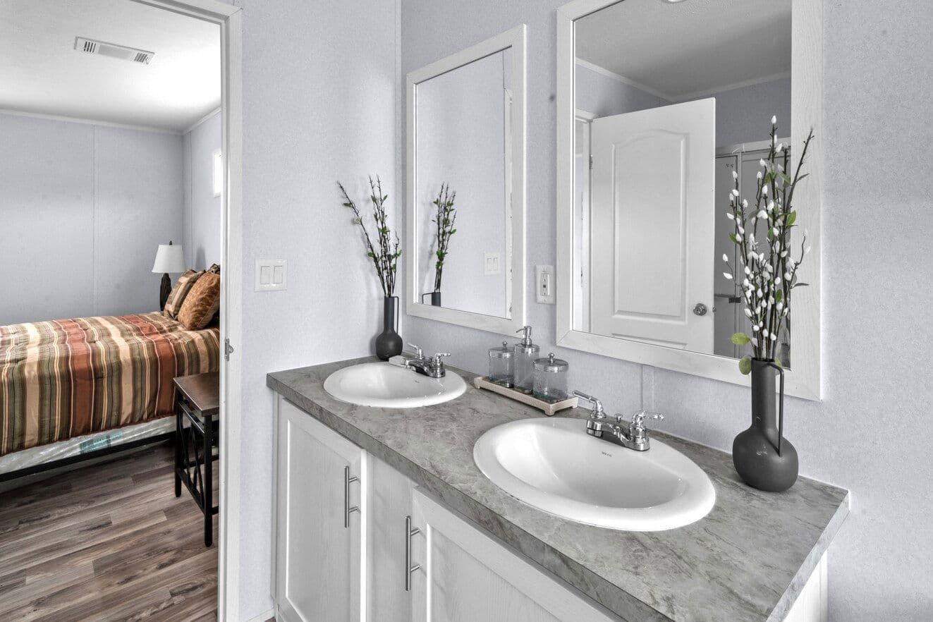 Valu 28483u interior and bathroom home features