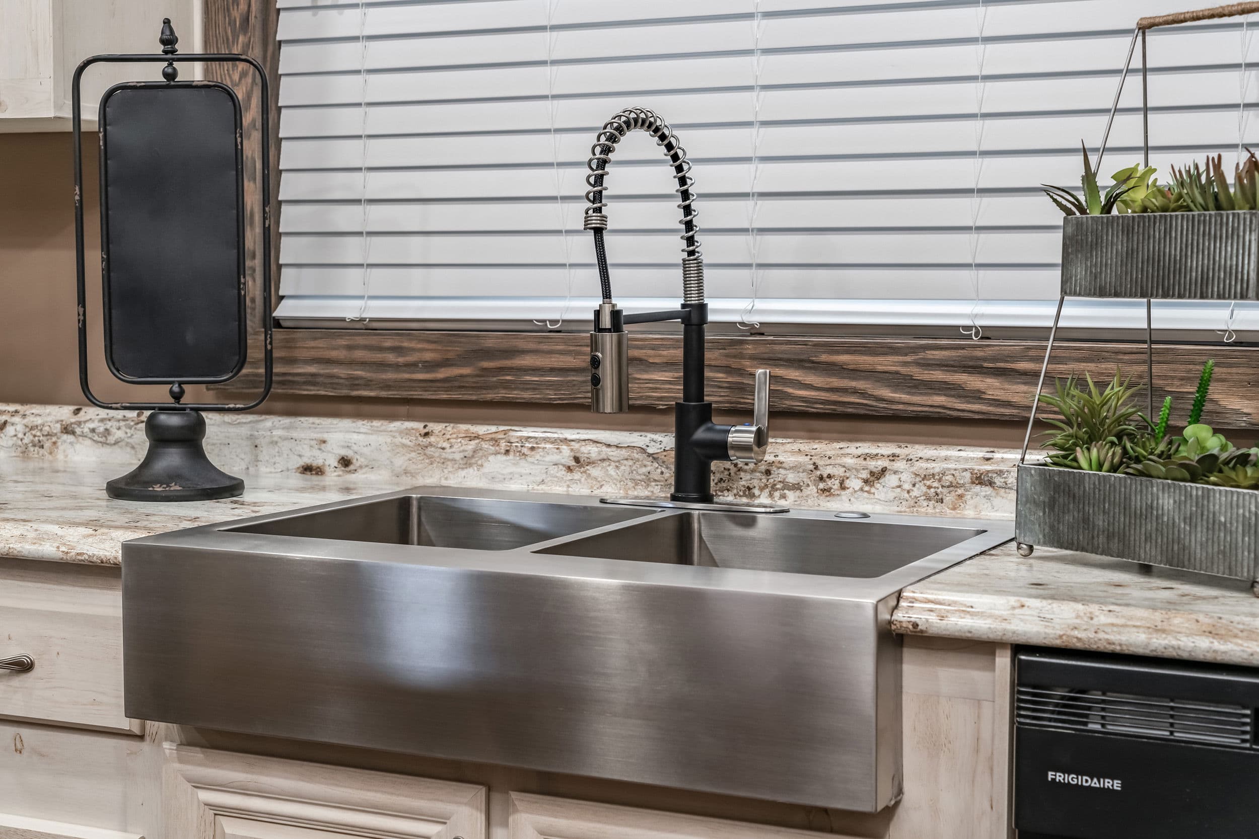 Md-39-32 kitchen home features