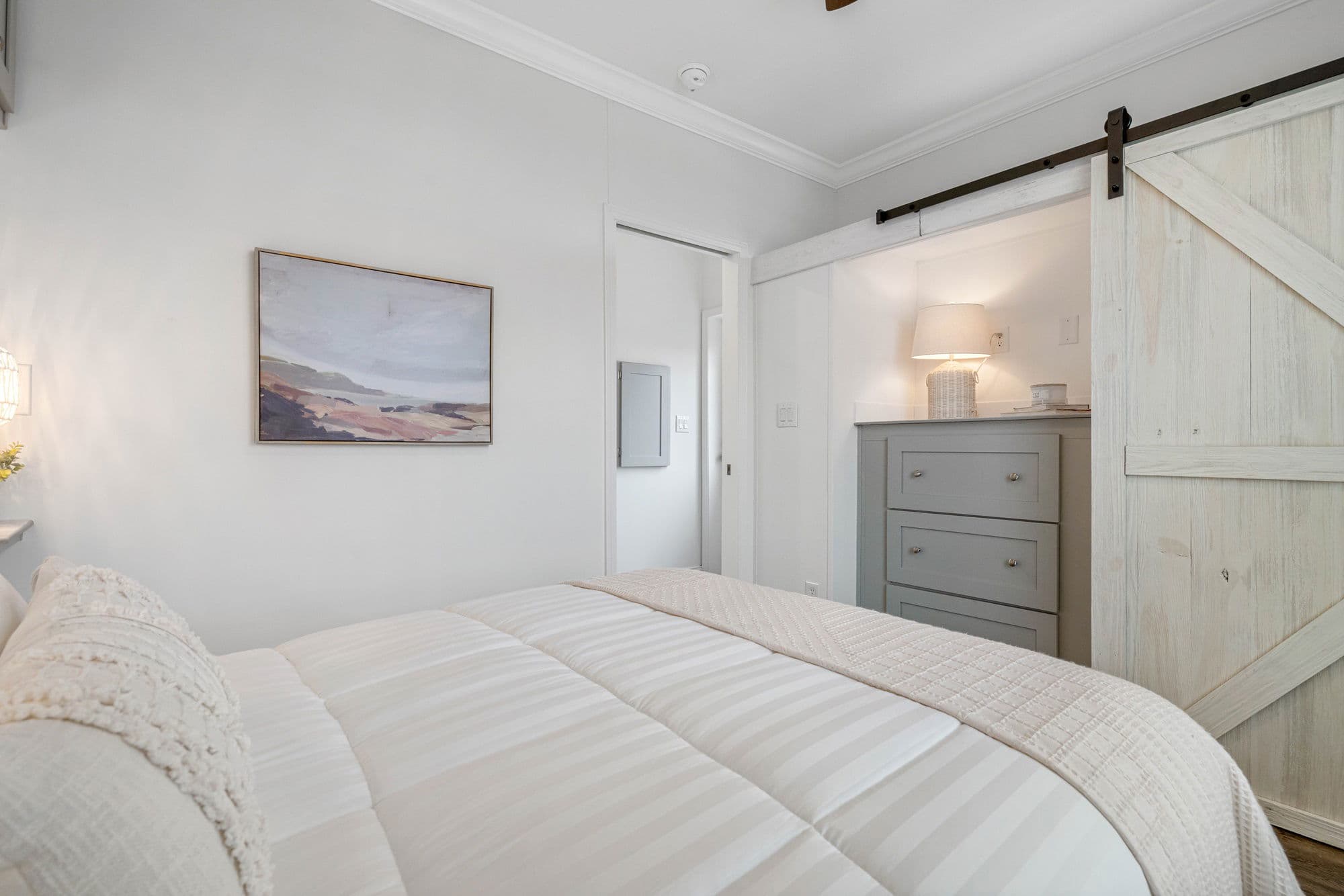 Daisy bedroom home features