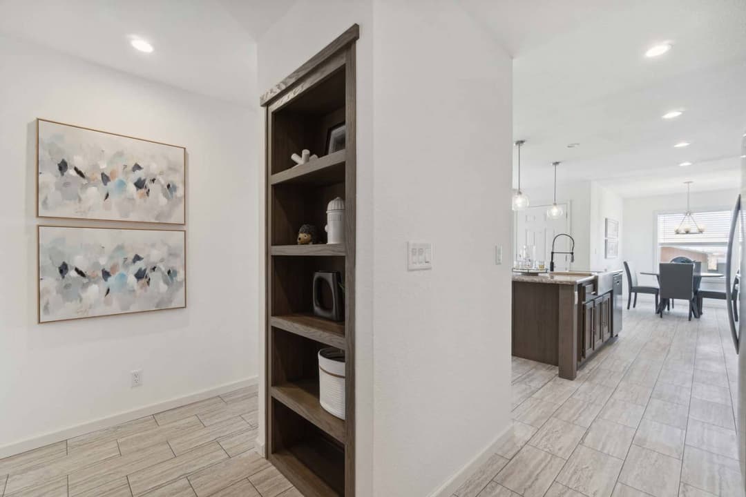 Aurora-e interior home features