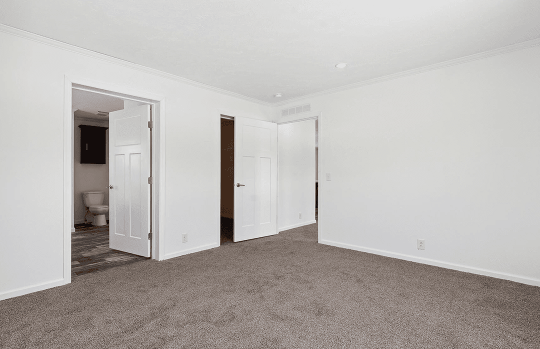 N675 bedroom home features