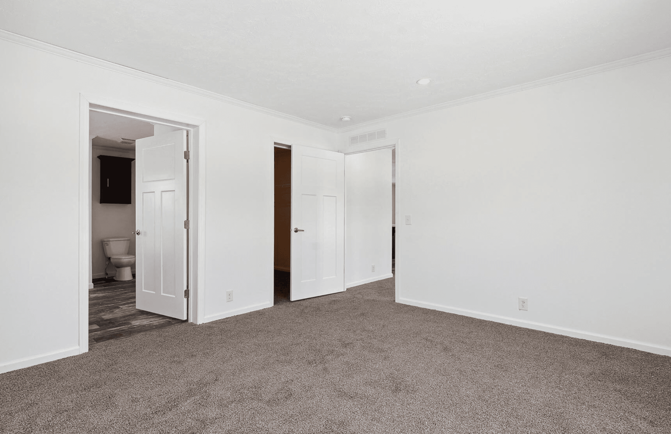 N675 bedroom home features