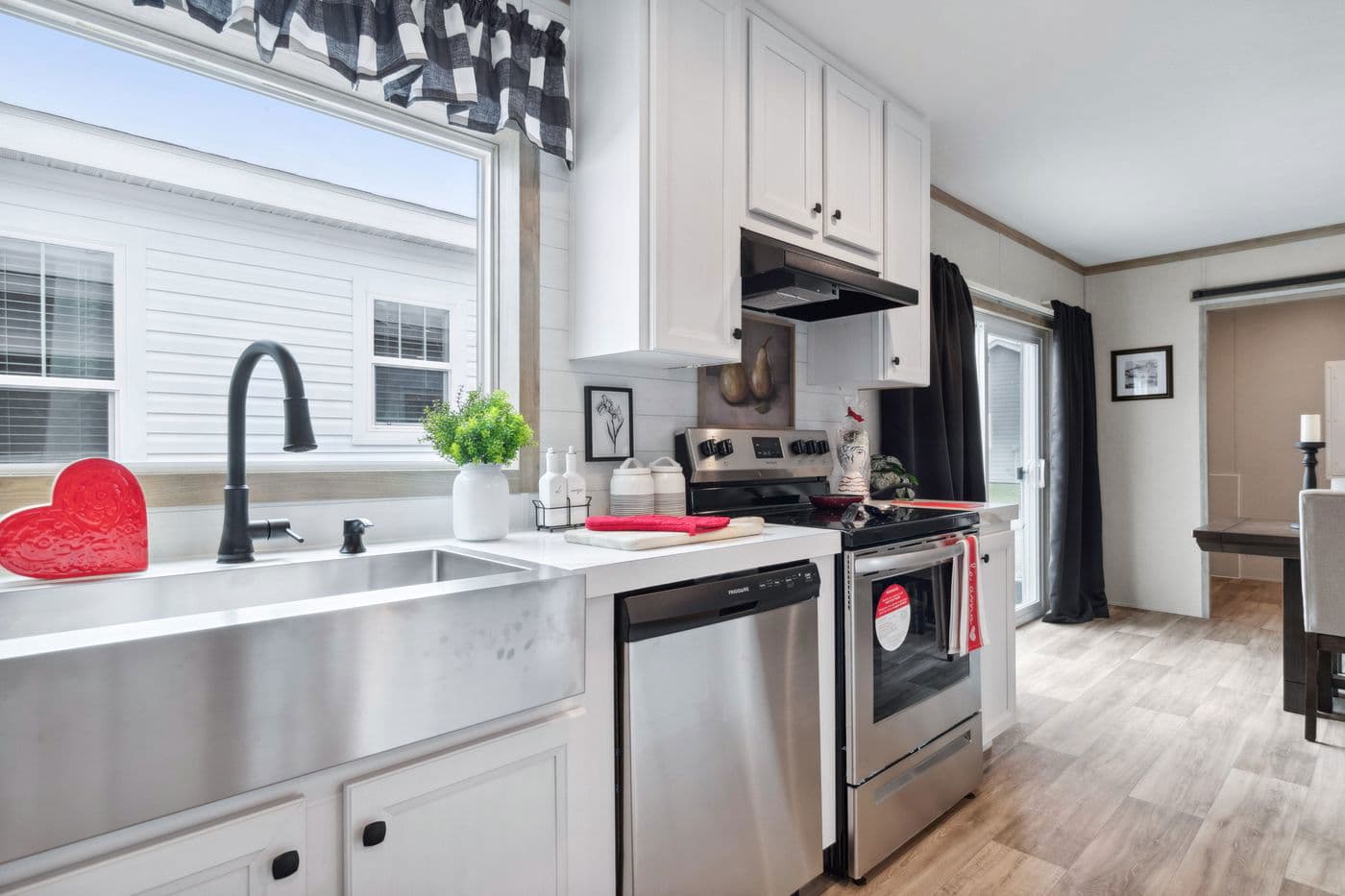 The real deal kitchen home features