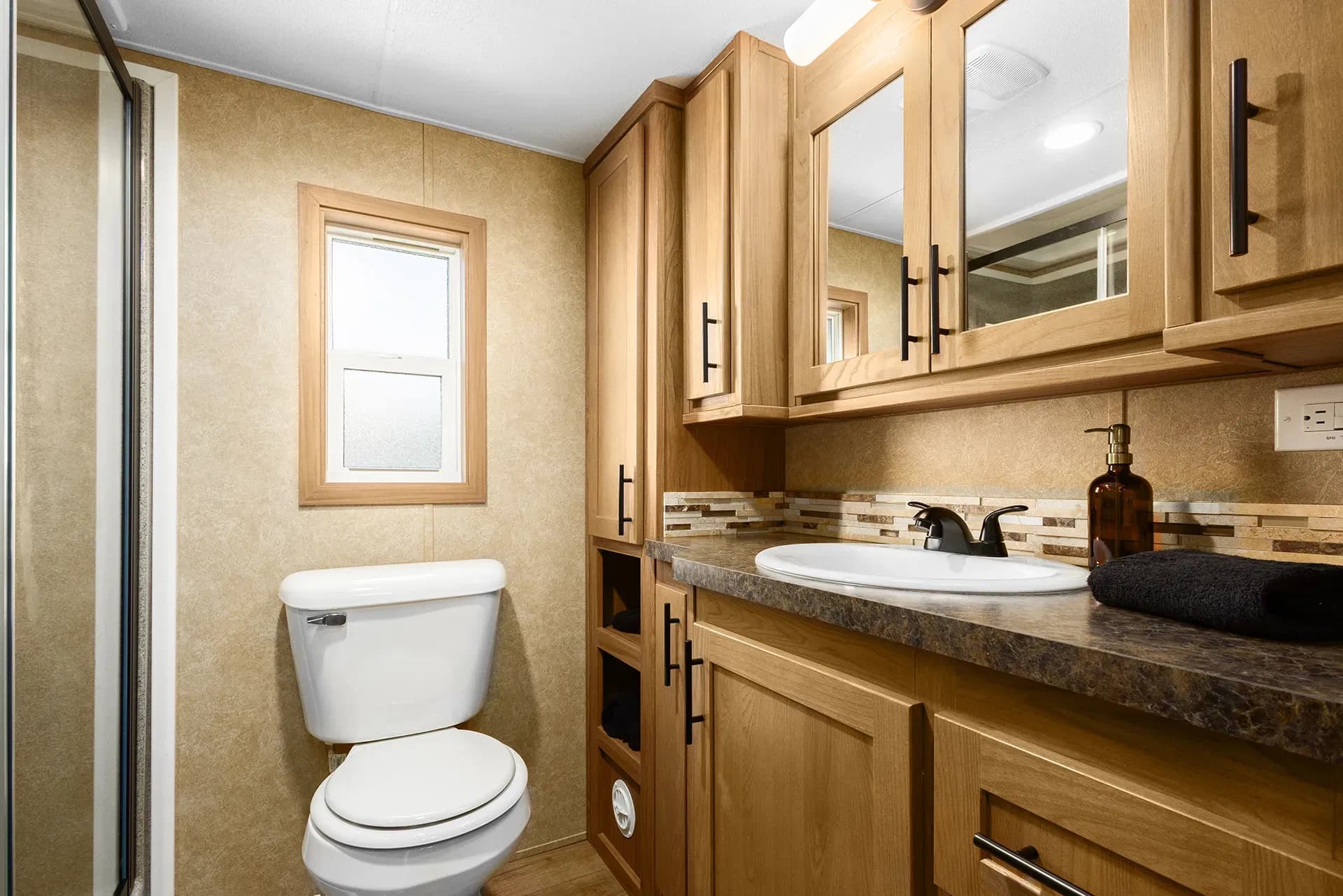 Island 5065 bathroom home features