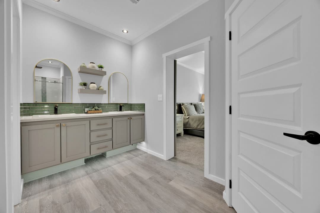 Quinn 30523a bathroom home features