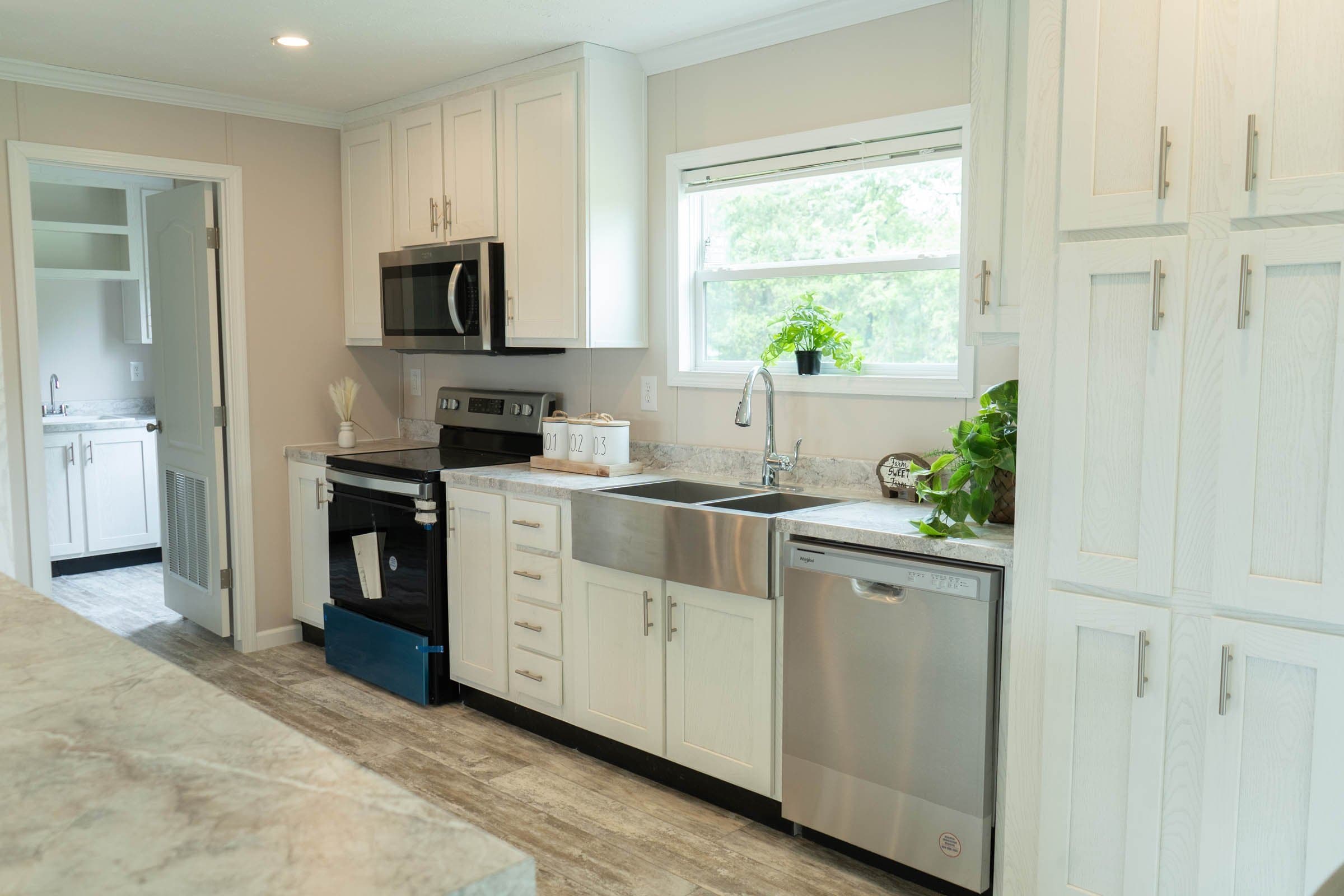 Luna kitchen home features