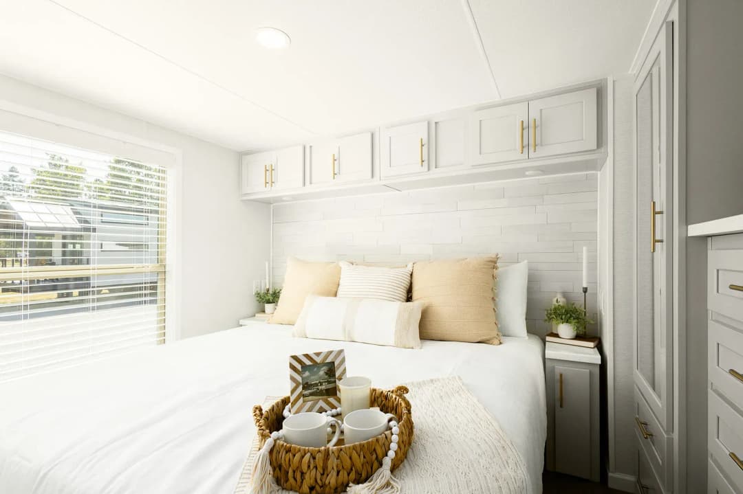 Eldorado 9081p bedroom home features