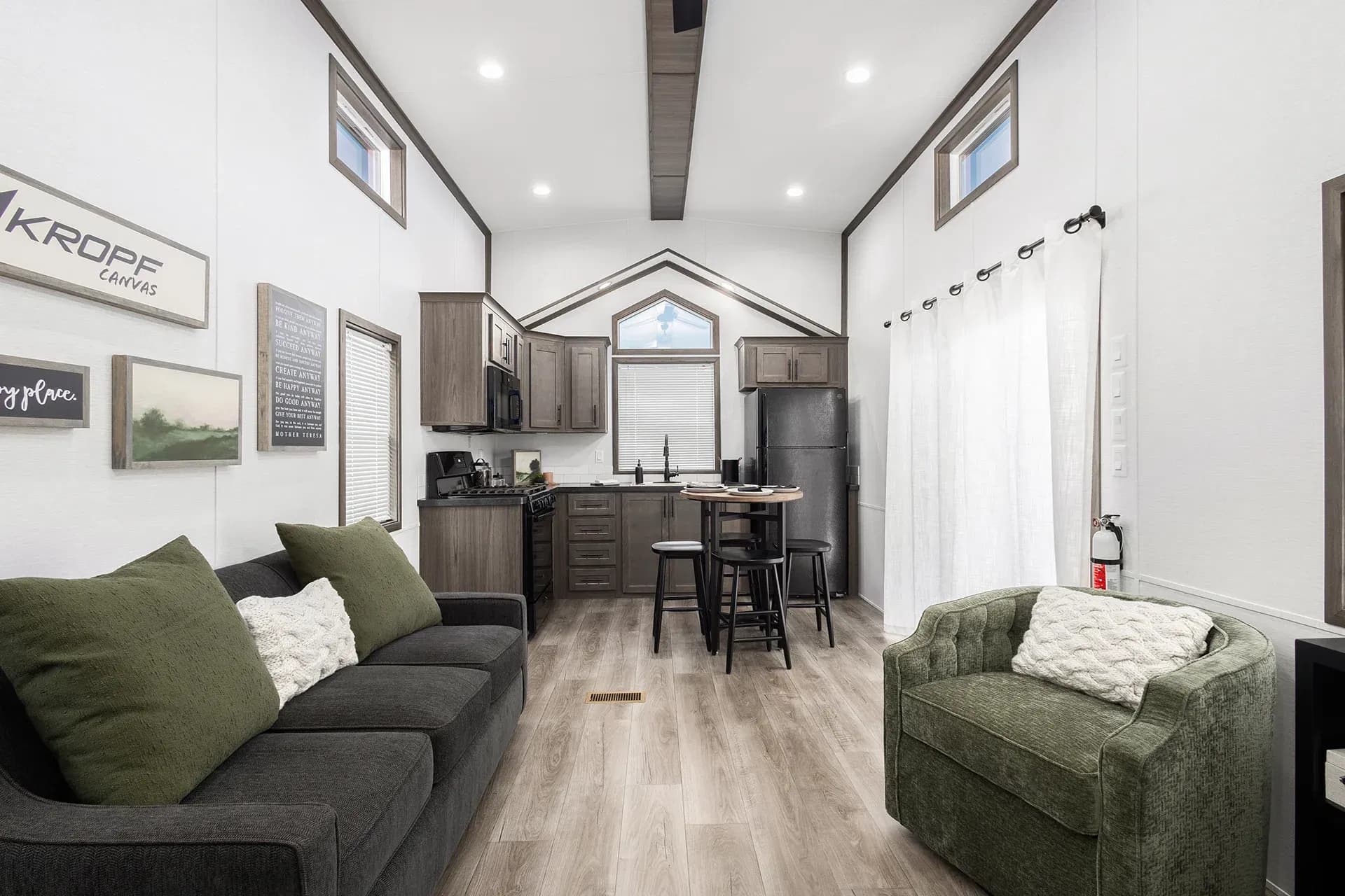 Canvas 7001 interior home features