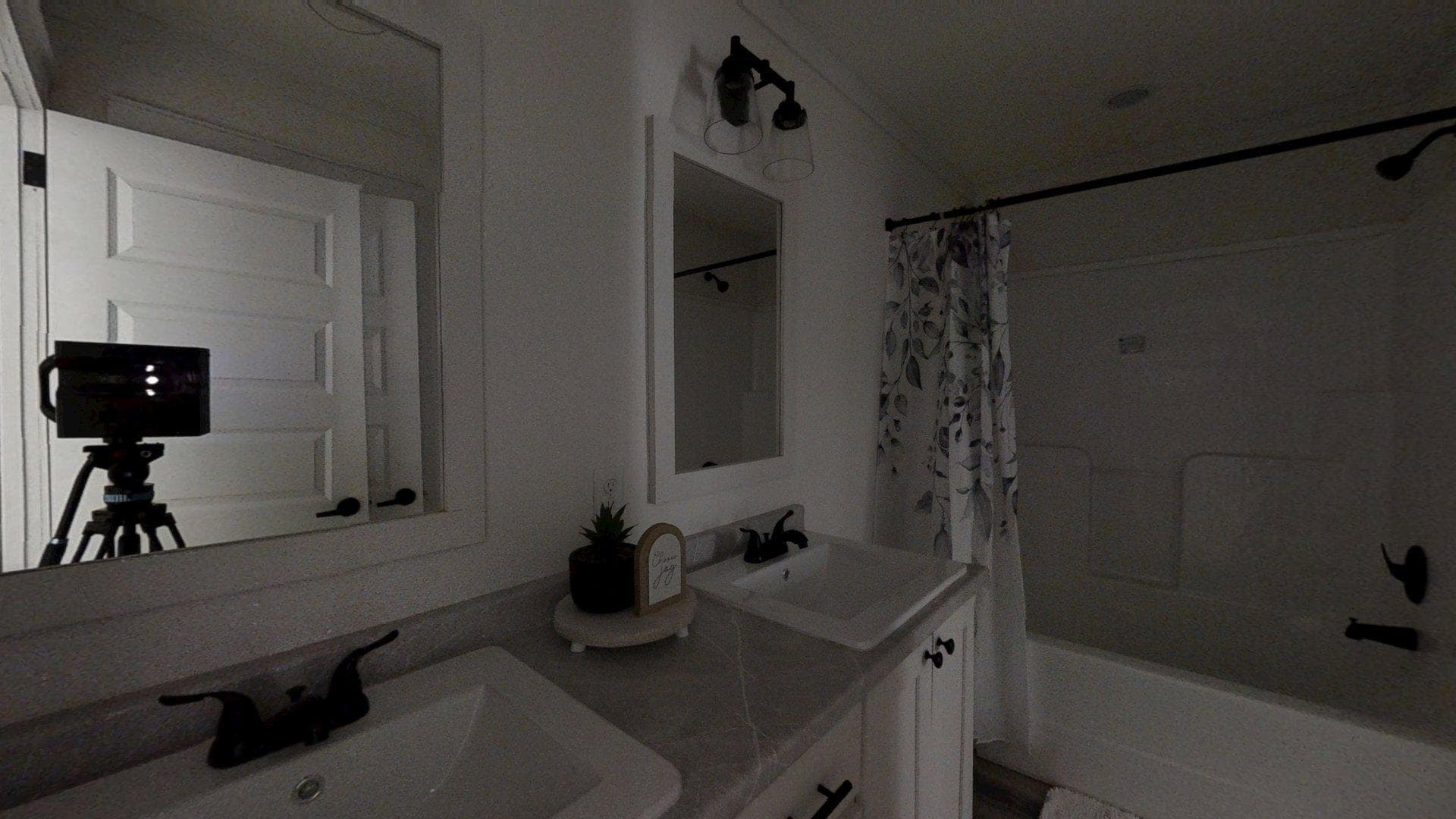 The king david 76 bathroom home features