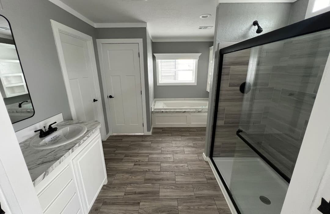 Solitaire 28684a bathroom home features