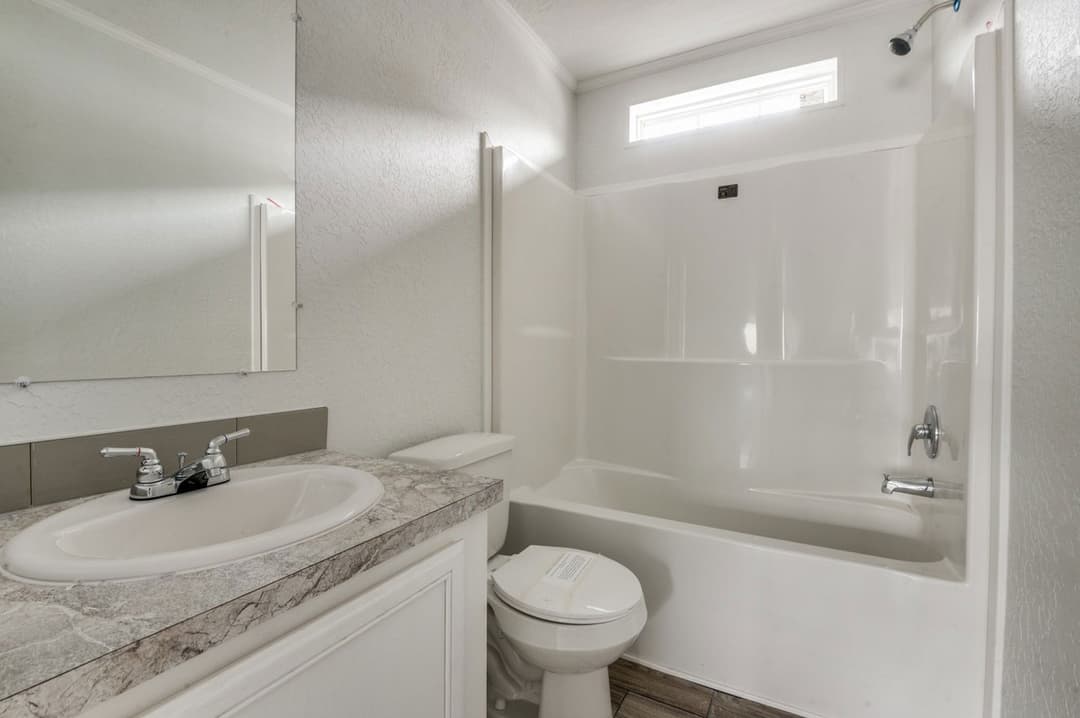 Emerald 28603a bathroom home features