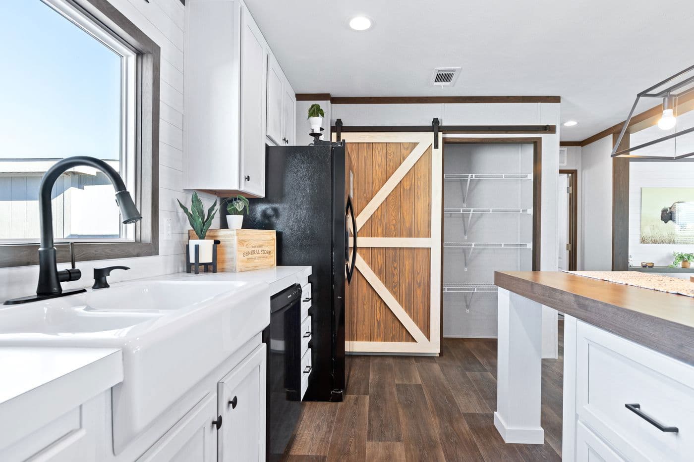 Breeze farmhouse kitchen home features