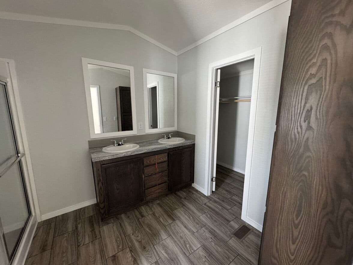 Solitaire 16763a bathroom home features