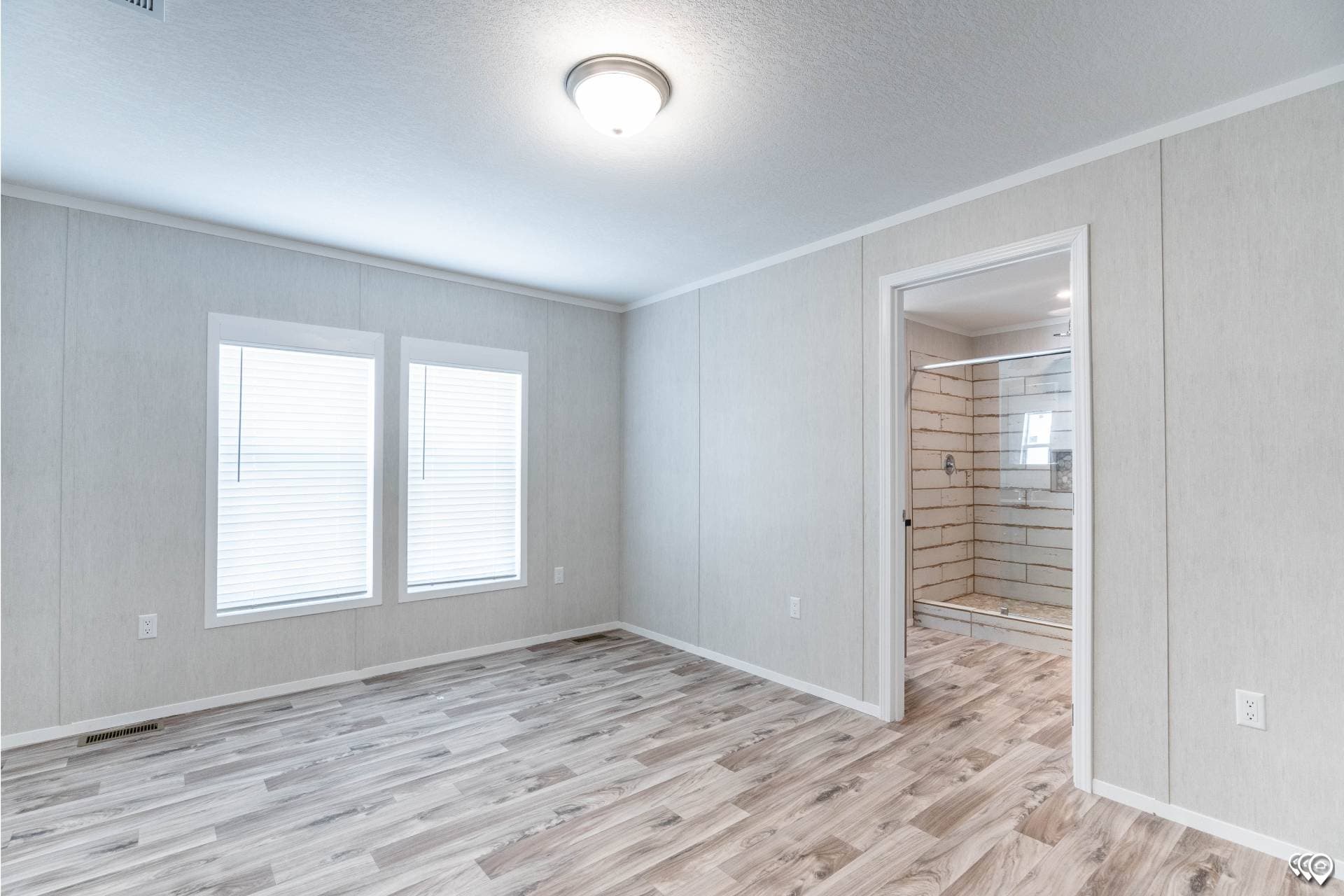 Arc1680-8018 bedroom home features