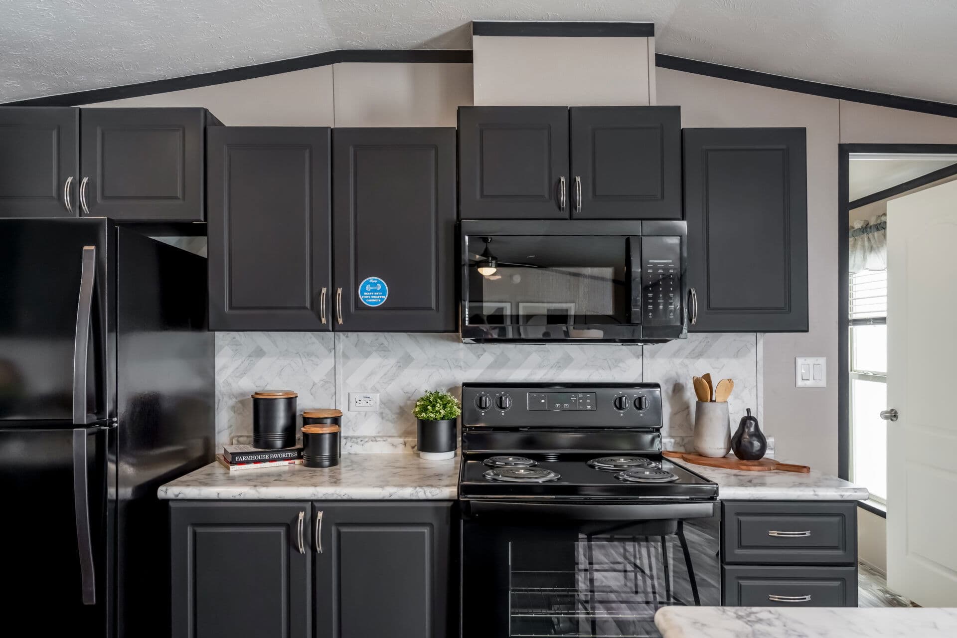 Singlewide h-16×72-32d shed kitchen home features