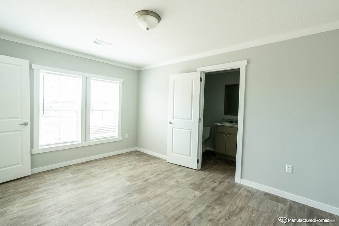 Chc1670-103 bedroom home features