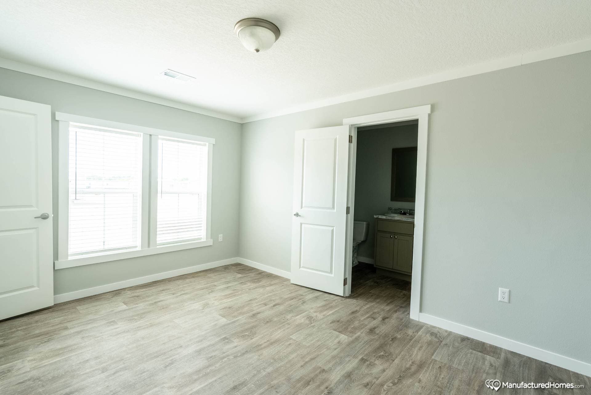 Chc1670-103 bedroom home features