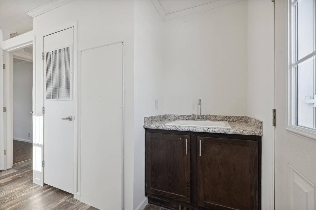 N675 interior home features